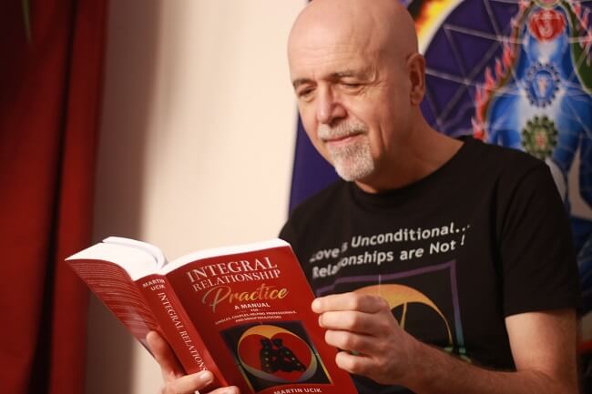 Martin_Book_read1_650_Tiny